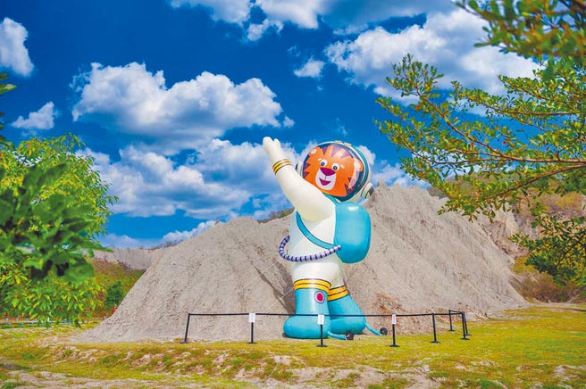 10米高的萌虎太空人降临月世界。（观光局提供／曹明正高雄传真）