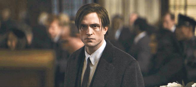 罗伯派汀森饰演高谭市首富家族的继承者，在夜晚化身为「蝙蝠侠」打击罪犯。（华纳兄弟提供）