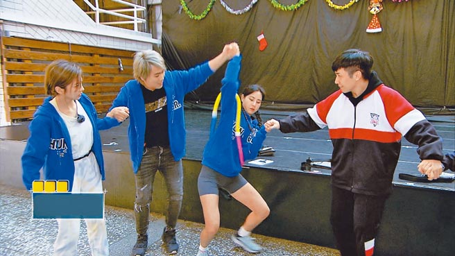 《飢饿游戏》主持人王仁甫（左二）重回母校「华冈艺校」，和学生们一同闯关。（中视提供）