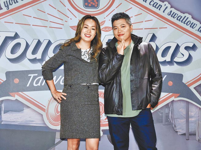 《百灵果NEWS》主持人Ken（右）与Kylie昨为英语节目办首映会。（罗永铭摄）