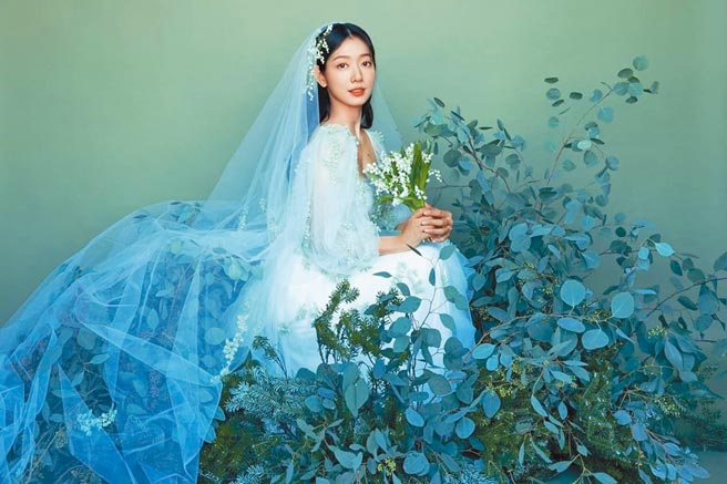 韓星朴信惠佩戴CHAUMET的LIENS EVIDENCE婚戒，有著緊緊相繫一生的寓意。（摘自IG）