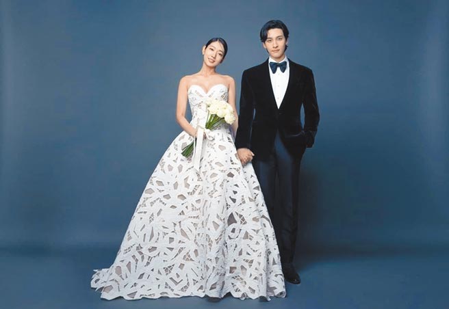 韓星朴信惠（左）與崔泰俊戀愛長跑5年後終成眷屬，佩戴CHAUMET婚戒走進結婚禮堂。（摘自IG）