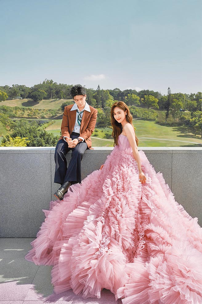 吳姍儒（右）在婚禮上挑選伯爵Sunlight和Possession系列珠寶，充滿陽光幸福的隱喻。（PIAGET提供）