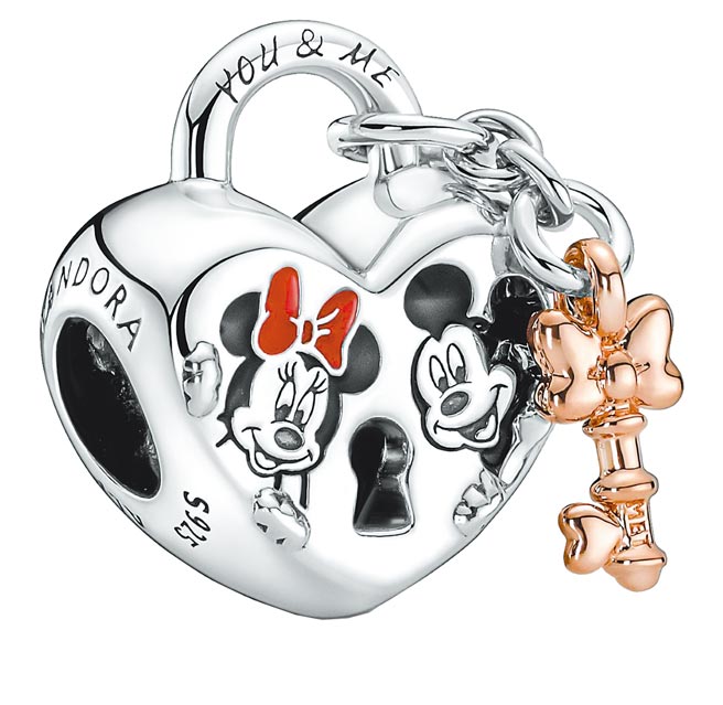 PANDORA迪士尼米奇米妮造型愛心掛鎖串飾，2880元。（PANDORA提供）