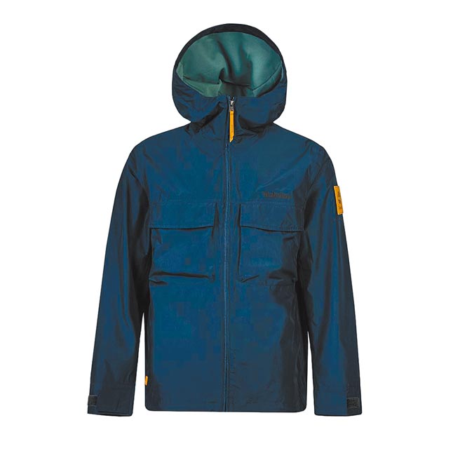 统一时代百货台北店的Timberland男款深蓝色户外经典防水连帽外套，推荐价7500元。（统一时代台北店提供）