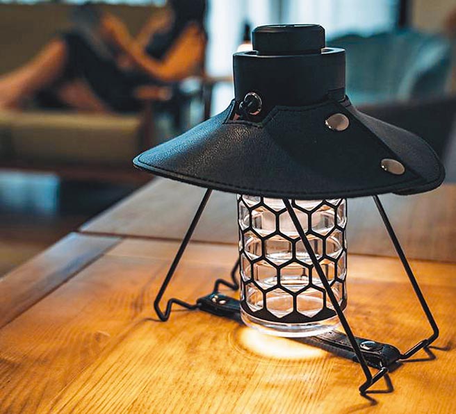 Global Mall林口A9店的早点名露营生活馆KZM风潮LED復古露营灯，原价3980元，优惠价3580元。（Global Mall提供）