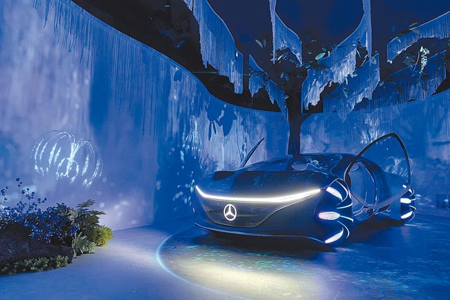 Mercedes-Benz VISION AVTR電動概念車停於永生樹下。（陳大任攝）