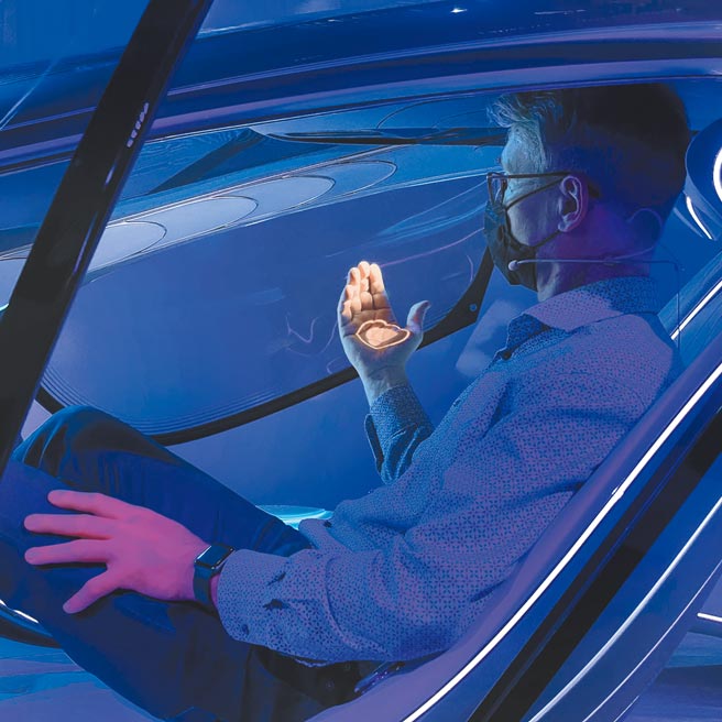 VISION AVTR許多功能都是以投影方式在手部操作。（陳大任攝）