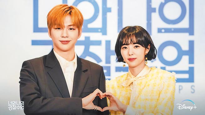 姜丹尼尔（左）与蔡秀彬因合作《警校菜鸟》变成好友。（摘自Disney＋IG）