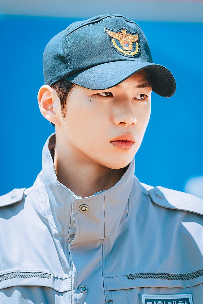 姜丹尼尔在戏剧处女作《警校菜鸟》中饰演警校大一新生「魏承现」。（Disney＋提供）