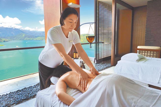 涵碧楼推出季节限定的樱花版SPA芳疗课程，宾客能在日月潭湖景陪伴下享受疗癒身心的时刻。（何书青摄）