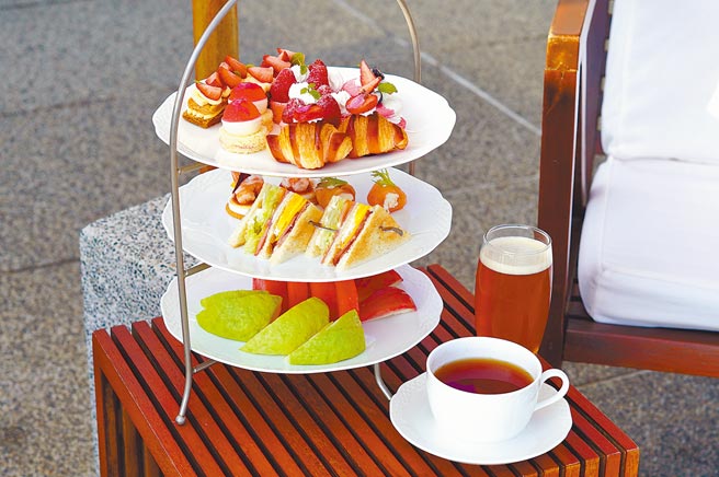 涵碧楼打造梦幻粉嫩的「樱花草莓双人下午茶」，只有房客才能加价订购。（何书青摄）