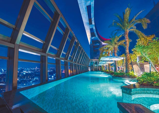 板桥凯撒大饭店32楼无边际泳池。（板桥凯撒大饭店提供）