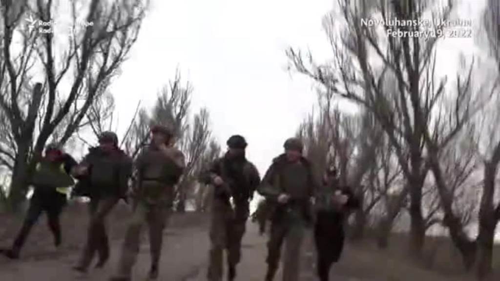 乌克兰内政部长等官员在视查东部战场时遭到砲击，迫砲落弹在附近，一群人立即跑步逃离。图/影片截图(photo:ChinaTimes)