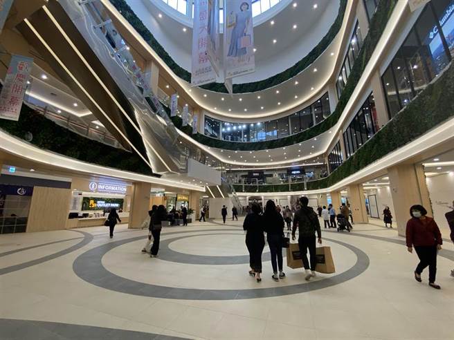 台南三井盛大开幕，涌入许多人潮。(图／曹婷婷摄)