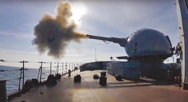 俄罗斯国防部18日发布画面，显示一艘俄国战舰在黑海参加军演时开炮。美国总统拜登声称，他确信俄国总统普丁已做出入侵乌克兰的决定，可能在未来一周甚或数天内动武。（俄罗斯国防部新闻处照片）