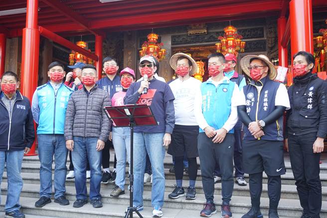 苗栗縣議員徐功凡(右二)將陪台北市議員羅智強（右四）一路走到屏東。（資料照/王文吉攝）