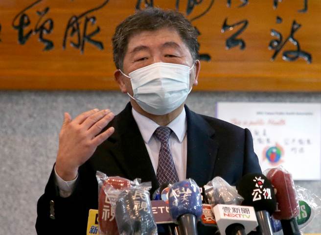 衛福部長陳時中（見圖）19日出席台灣公共衛生學會舉辦的「首屆公衛師記者會」，會後受訪媒體詢問有關參選台北市長的態度，表示等疫情穩定，大家感到安心、安全，才是參選資格，但也認為選舉涉及層面多、社會賢達也多，不是非他不可。（趙雙傑攝）