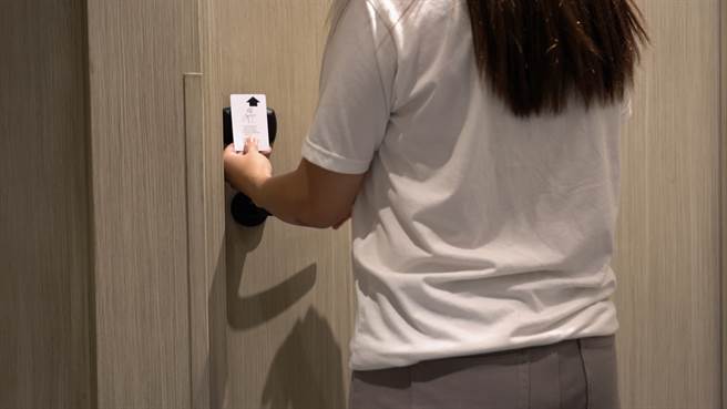 網友發現哥哥女友偷偷半夜溜出房間並坐上「哥哥球友」的機車，對方甚至當場抓住男方下體，舉止超曖昧，讓他目睹後崩潰。（示意圖/Shutterstock提供）