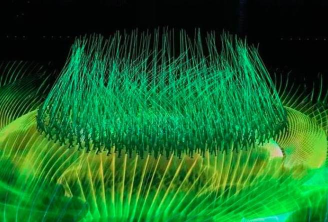 从大地方到小细节，这届北京冬奥里里外外，都洋溢着浓浓中国风。图为冬奥开幕式首个表演节目、农历廿四节气「立春」，绿色的蒲公英随风摆盪，寓意大地回春、万物復甦，展现中国式浪漫。（新华社）