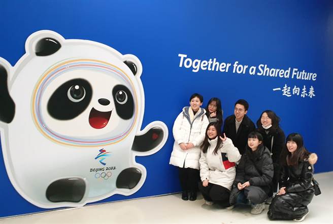 从大地方到小细节，这届北京冬奥里里外外，都洋溢着浓浓中国风。图为媒体记者参访北京冬奥场馆时，与奥运吉祥物冰墩墩合影。冰墩墩的原型，即为中国国宝猫熊。（蓝孝威摄）