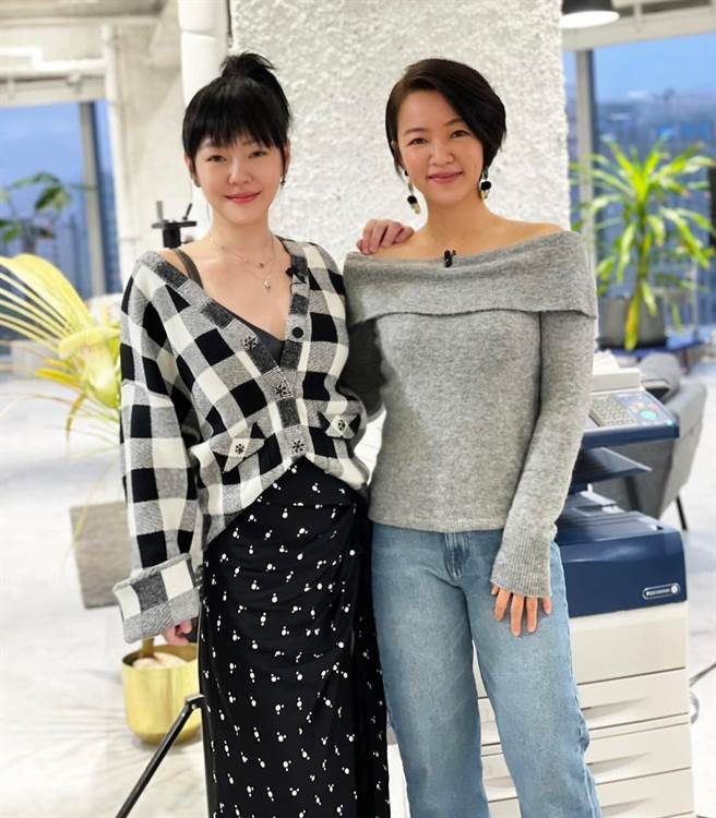 小S影片放上跟阿雅的录影花絮，大露深沟开心跟姊妹相聚。(翻摄自小S徐熙娣脸书)