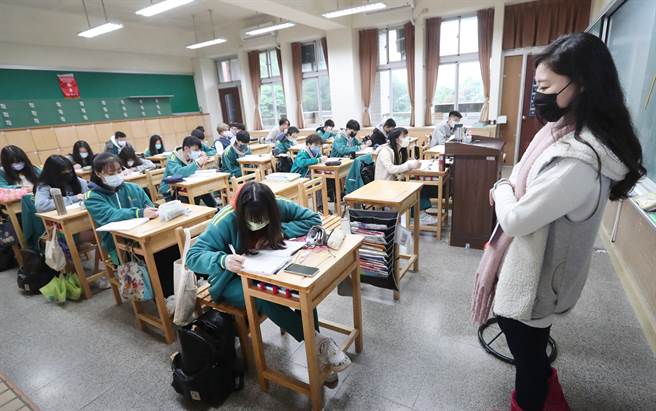 教育部推动「早自习让学生自由参与」，学生只要在第一节课（8时10分）前到校就可，早到的学生可以自己决定要做什么事，预计从9月开始实施。图为北市永春高中目前早自习由早上7点45分开始到8点10分，该校学生依然遵守规定到校早自习。（资料照/郑任南摄）