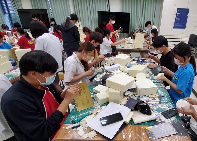 台東女中美術班學生正在雕刻PU方塊形塑作品。（教育部提供／林志成台北傳真）