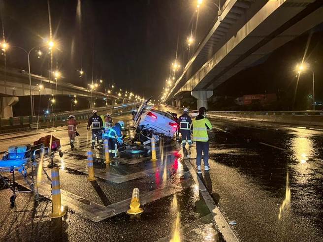 國一泰山3死車禍 Bmw撞分隔島車頭炸開 1人噴飛2人夾死 社會 中時新聞網