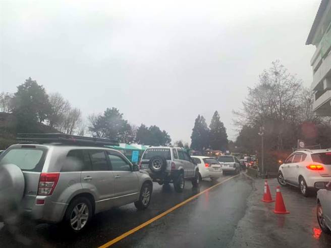 20日上午合歡山降下冰霰，雖然不是白雪，但已經讓等候多時的遊客相當興奮。(翻攝「合歡山賞雪機動社」臉書／吳建輝南投傳真)