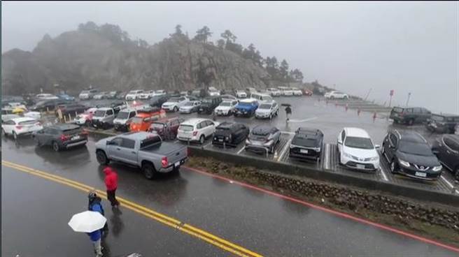 武嶺停車位不多，現場擠爆追雪民眾，警方呼籲，上山建議備妥雪鍊等設備，也請務必遵守配合交通指揮。(翻攝「臺灣追雪團」臉書／吳建輝南投傳真)