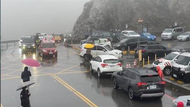 由於19日晚間台14甲線翠峰至大禹嶺（18k~41.5k）預警性封閉，20日清晨才恢復正常通行，深夜就有民眾前往排隊，直到7點陸續開放上山。(翻攝「臺灣追雪團」臉書／吳建輝南投傳真)