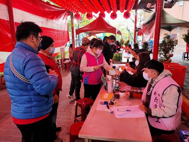 市議員羅廷瑋為建國市場攤商爭取到疫苗快打站進駐市場，讓攤商今天可在工作的空檔接種疫苗。（市議員羅廷瑋提供）