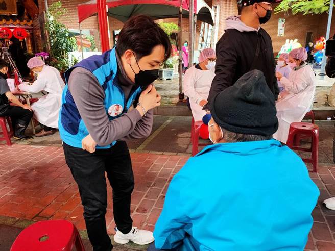市議員羅廷瑋為建國市場攤商爭取到疫苗快打站進駐市場，讓攤商今天可在工作的空檔接種疫苗。（市議員羅廷瑋提供）