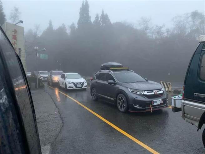 清晨松雪樓氣溫約1.5度左右，伴隨水氣持續驟降，6點半左右下起短暫冰霰，8點又下一波。(翻攝「合歡山賞雪機動社」臉書／吳建輝南投傳真)