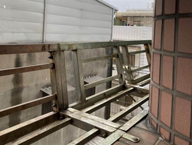 一名网友吓坏表示，隔壁邻居小孩从自家四楼阳台爬进她家。(翻摄自爆怨公社)