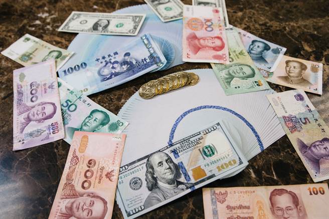 大陆一名公司员工因薪资单被同事看到，被公司以「泄露机密」为由开除。(图为示意图/资料照/郭吉铨摄)