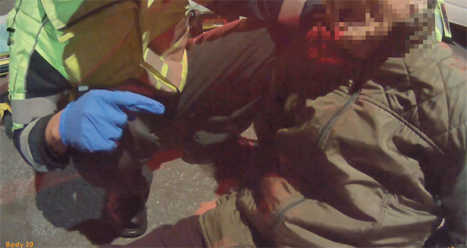 员警驰赴现场，见老妪直挺挺躺在路旁一动也不动，当下立即通报119救护人员。(警方提供)