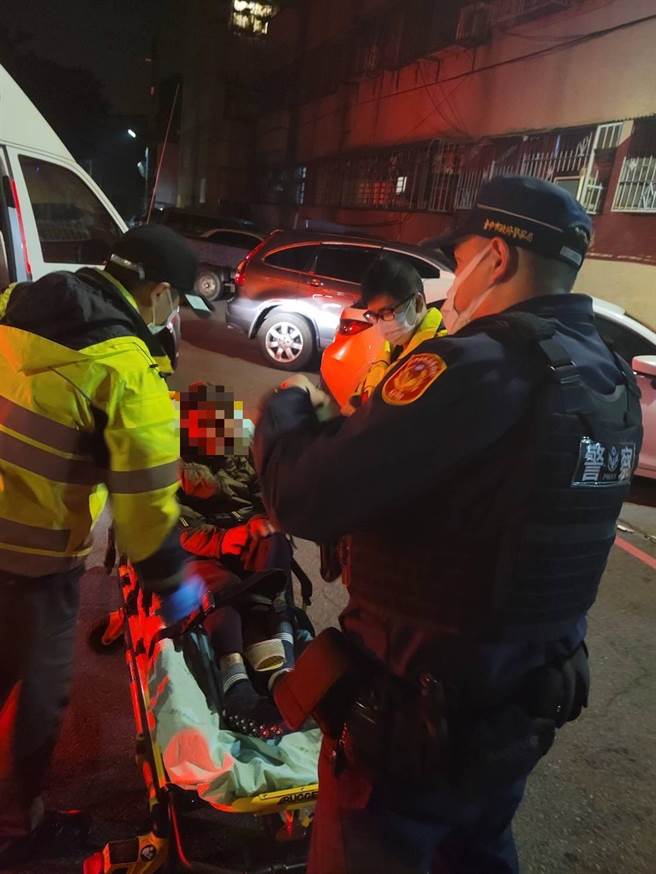 员警驰赴现场，见老妪直挺挺躺在路旁一动也不动，当下立即通报119救护人员。(警方提供)