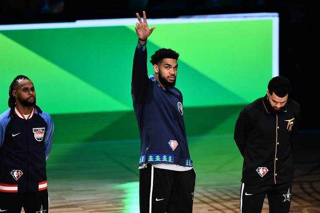 灰狼中鋒唐斯(中)爆冷搶下今年三分球大賽冠軍。(路透)