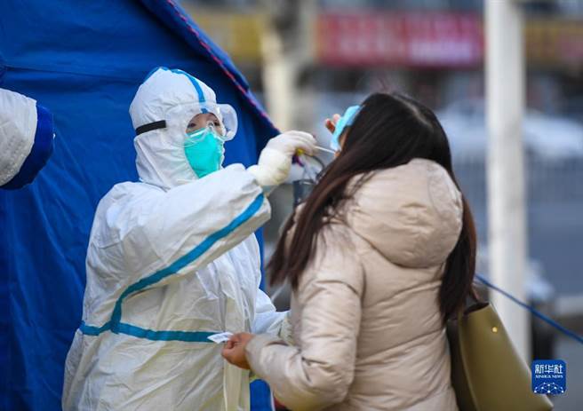 大陸新增105例本土確診，內蒙古呼和浩特占63例。圖為對呼和浩特居民實施核酸採樣。（圖／新華社）