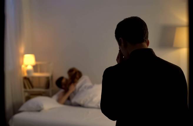 戴志扬分享一名富商衝摩铁抓奸在床，小王竟是自己的好兄弟，当场气得以6万「顶让妻子」。(达志影像/shutterstock提供)