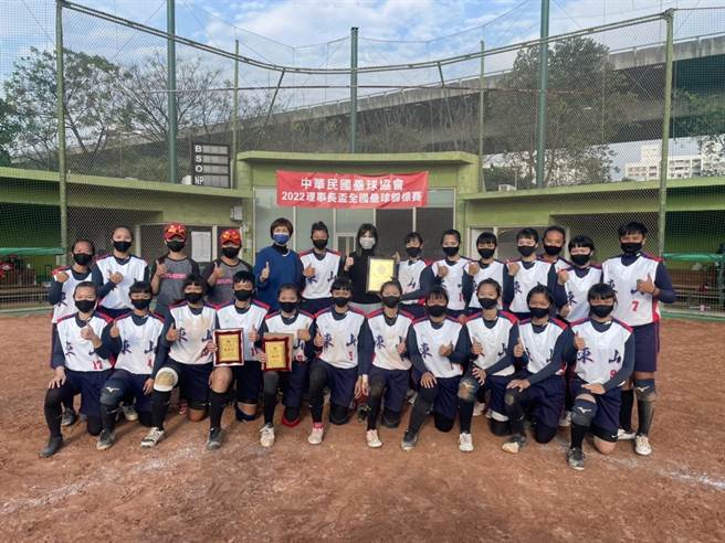 理事长杯全国垒球锦标赛台中开打-东山高中勇夺高女组冠军。(台中市政府提供)