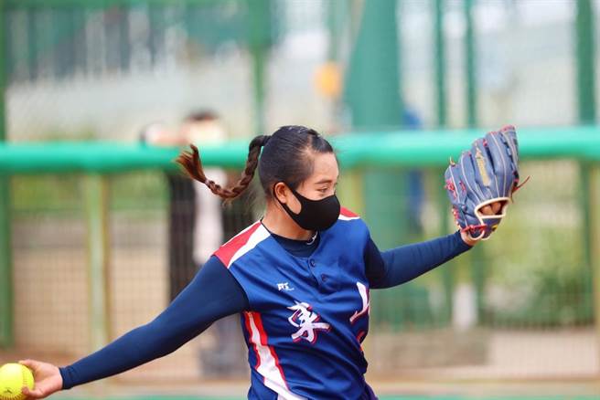 理事长杯全国垒球锦标赛台中开打-东山高中勇夺高女组冠军。(台中市政府提供)