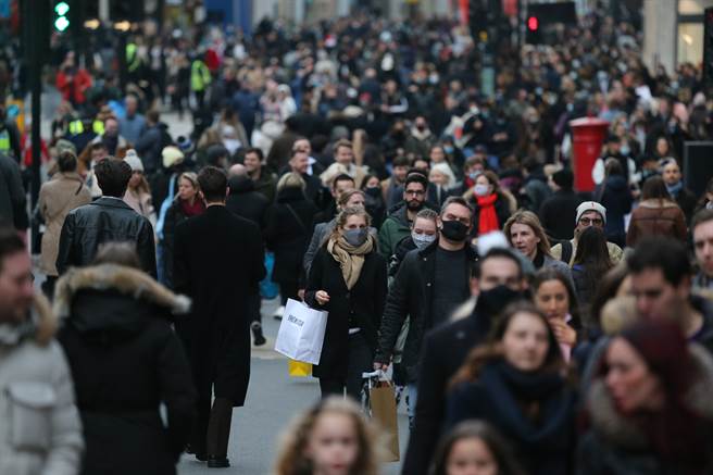 继在今年年初爆发一波Omicron变异株肆虐疫情后，英国境内新增确诊及染疫不治病例持续下降。(示意图／shutterstock)
