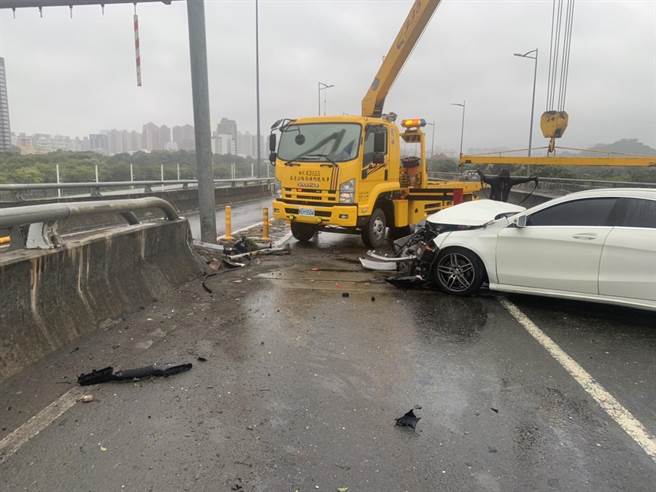 国道10号快速道路往高铁方向20日上午近9时发生一件自撞车祸，警方获报派拖吊车到场处理。（翻摄照片／林瑞益高雄传真）