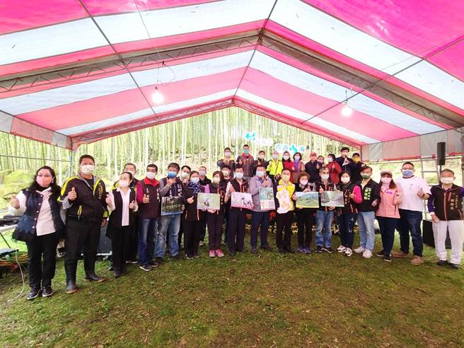 竹山公所结合竹山镇青溪协会抢攻228旅游人潮，推出999畅游竹山型，除了竹海隧道外，还将到访竹山天梯、玉福吊桥、青龙瀑，以及八卦茶园等，一日畅游竹山。(公所提供／吴建辉南投传真)