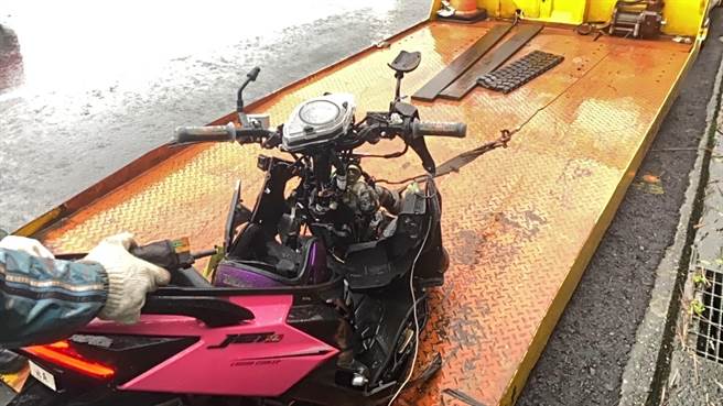 郭姓男子骑乘机车过弯时，不慎跨越双黄线，撞上对向运送瓦斯货车，机车严重变形。（陈彩玲摄）