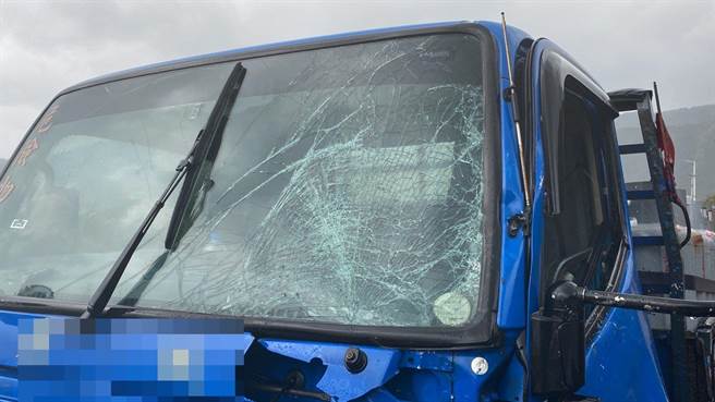 郭姓男骑士飞上货车挡风玻璃后摔至地面，当场失去生命迹象。（陈彩玲摄）