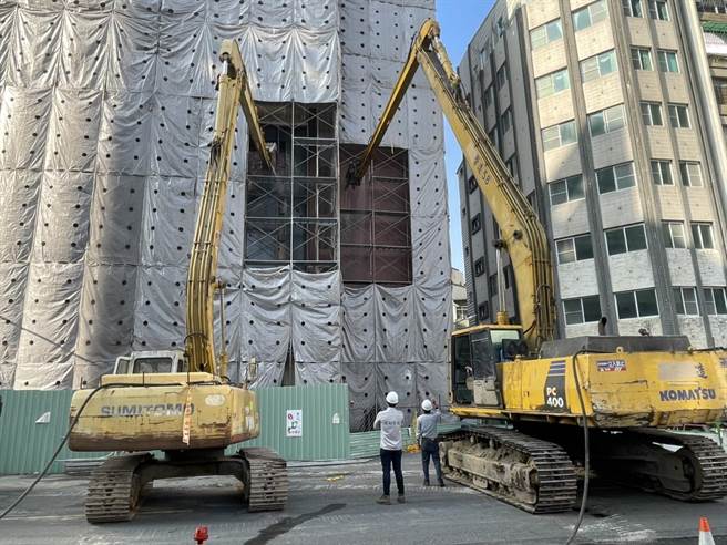 高雄鹽埕區「城中城大樓」遭大火摧殘後，被鑑定為危樓，目前正執行拆除作業，但近日卻遭附近民眾控訴大樓拆除過程中塵土飛揚，嚴重影響民眾生活品質。（本報資料照片）